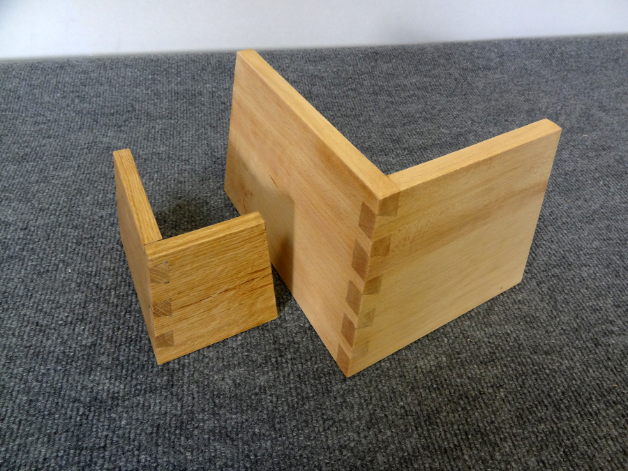 Angle de trémie assemblé à queues