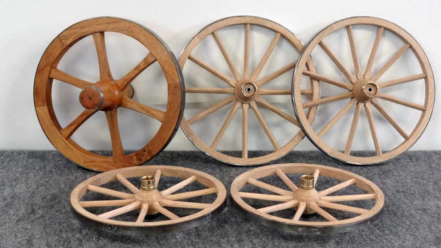 Trois roues en bois serties de métal