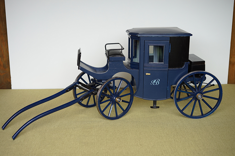 Reproduction miniature fiacre avec coffre