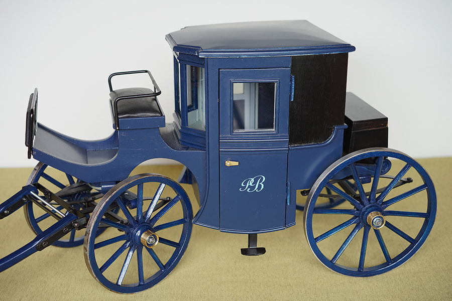 Reproduction miniature fiacre avec coffre