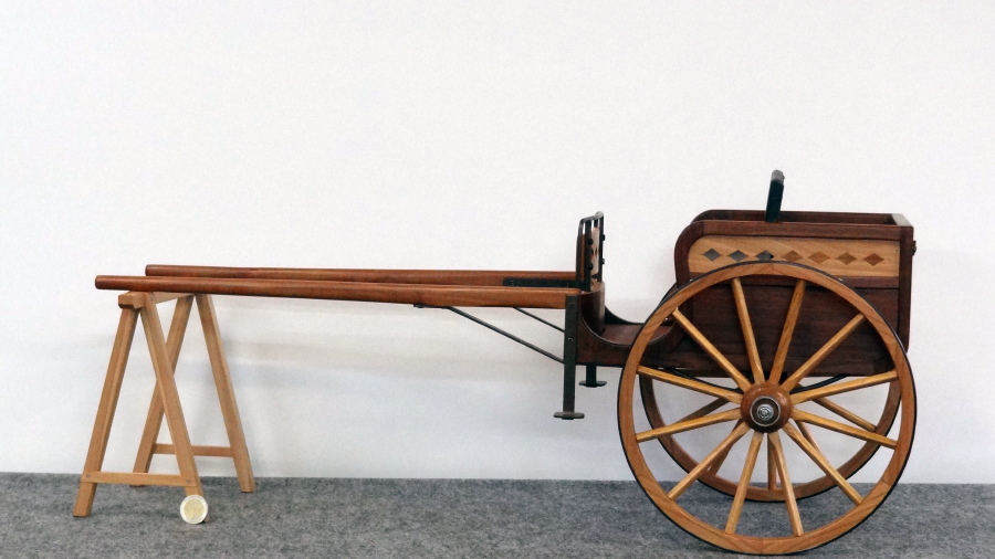 Reproduction hippomobile gig morgan cart