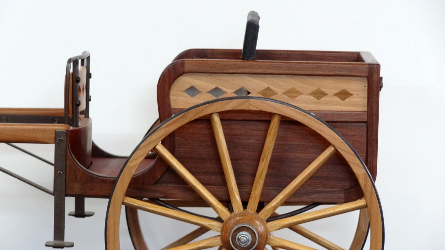 Reproduction hippomobile gig morgan cart