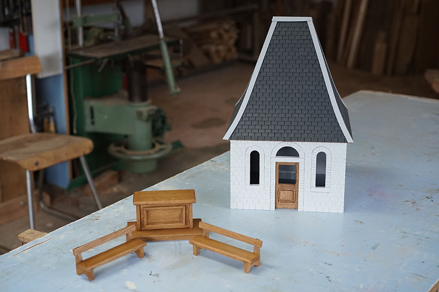 Monument Chapelle d'Hurel autel et bancs avant peinture