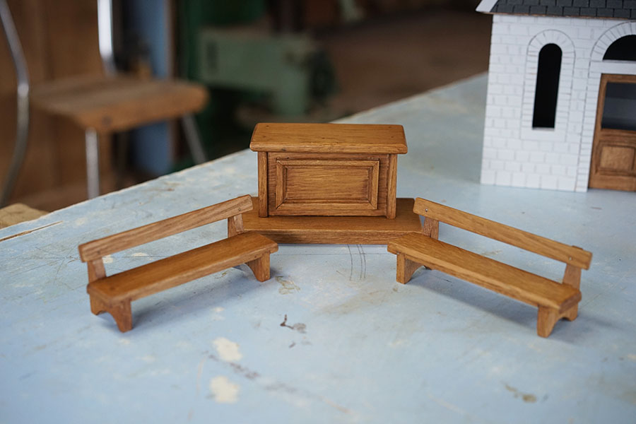 Monument Chapelle d'Hurel autel et bancs avant peinture