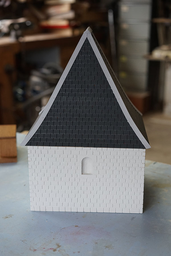 Monument Chapelle d'Hurel autel et bancs avant peinture